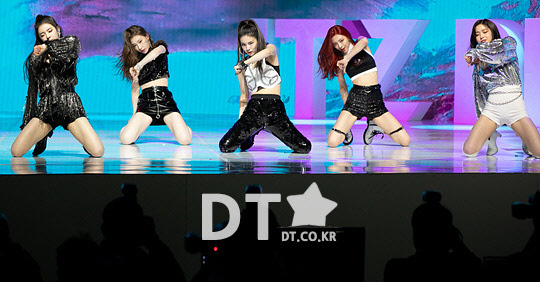 JYP  `(ITZY)`  ̽ `޶޶`   [Ÿ]